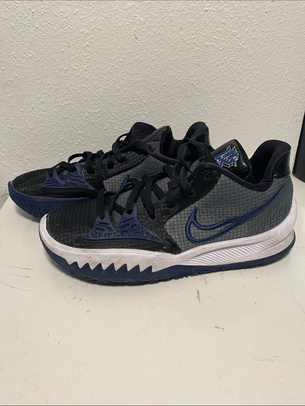 Nike Black & Navy Low-Top Athletic Sneakers